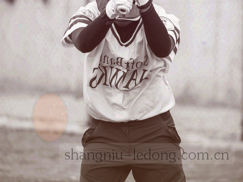 季票票根与权益清单叠放在一起的局部特写，边缘以荧光青描边